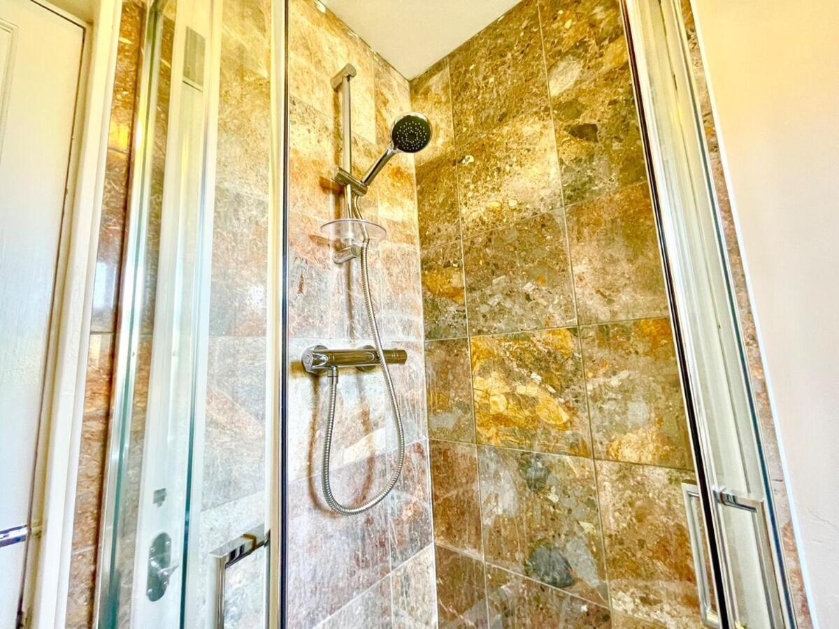 Holiday home Home Near Canterbury City Centre Greta For Families, Contractors Or Holidays! Sleeps 5 *